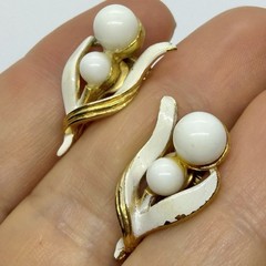 Vtg White Enamel Lucite Flower Climber Goldtone Earrings Clip-on
