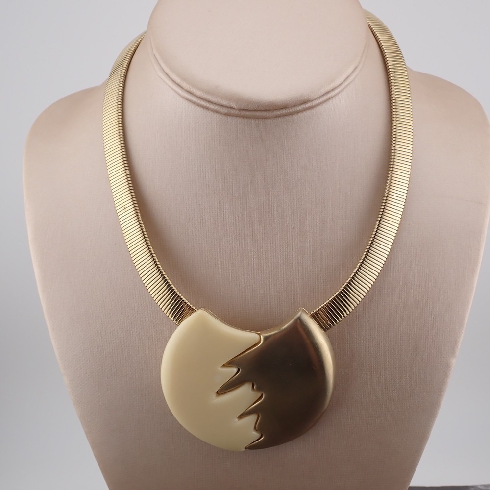 Vintage Lavin Era Cream Resin Matte Gold Tone 9mm Omega 17″ Pendant Necklace