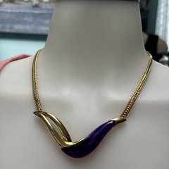 VINTAGE PARKLANE GOLD TONE & PURPLE LUCITE SWIRL & WIDE BRAIDED CHAIN NECKLACE