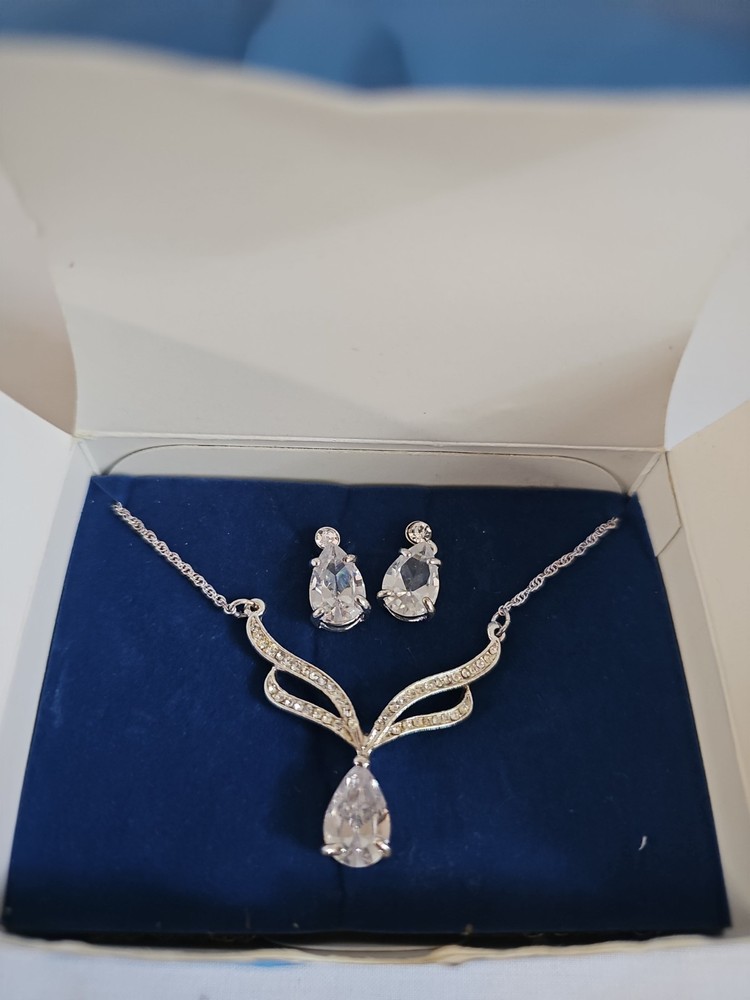 Avon 2008 Silvertone Pear Drop Necklace Pendant Rhinestone Earring Gift Set