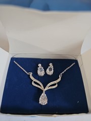 Avon 2008 Silvertone Pear Drop Necklace Pendant Rhinestone Earring Gift Set