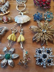 Huge Lot Of Vintage Booch/ Pins Trifari Lisner Roman Jj Avon Gerrys Rafaelian