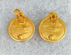 VINTAGE MMA Metropolitan Museum Of Art Blue Bead Red Enamel Earrings Gold Tone
