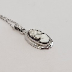 Vintage Sarah Coventry Silver Plated Mother of Pearl Cameo Pendant Necklace