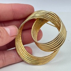 Vintage Gold-Tone Metal Engraved Hammered Abstract Swirling Double-Ring Brooch
