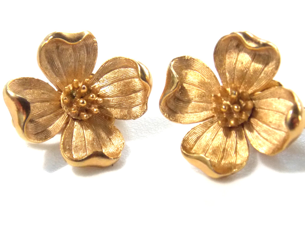 CROWN TRIFARI VTG. GOLD TONE DOGWOOD FLOWERS CLIP ON EARRINGS 1955-1969
