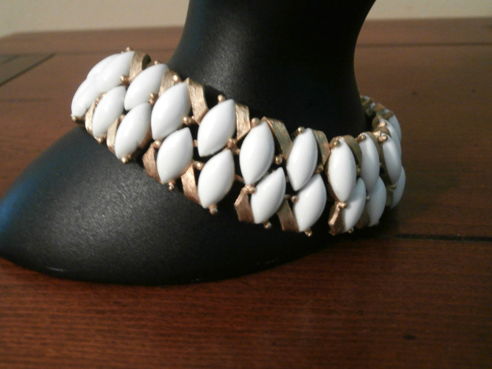 Vintage Crown Trifari Brushed Textured Gold-Tone White Beaded 7.5″ Bracelet