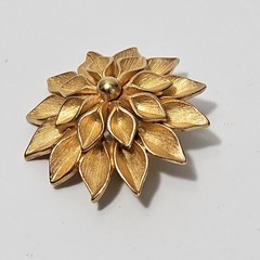 Vintage Lady Remington Flower Brooch Textured Brushed Gold-Tone Floral