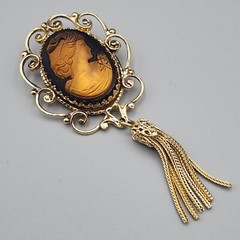 Vintage Whiting & Davis Amber Glass Hologram Cameo Brooch Tassel Gold Tone Pin