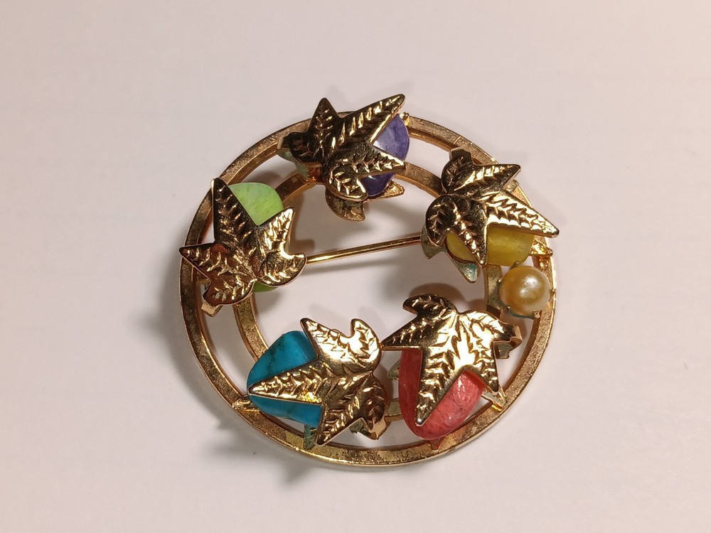 Vintage Sarah Coventry Gold tone Ivy Leaf Pebble stone Wreath style Brooch Pin