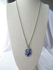 Vintage 1928 Co Blue Willow Scene Porcelain Pendant Necklace