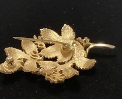 VTG Crown Trifari Gold Tone Leaves & Berries Brooch Pin (1955 to 1969) Signed