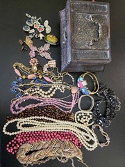 vintage jewelry lot of 29 in vintage box