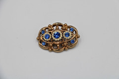 Small Wooden Jewelry box with 10 assorted vintage brooches