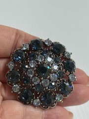VTG STYLE DOMED 1.75”D BROOCH PIN SILVER TONE BLUE SAPPHIRE BLUE RHINESTONES