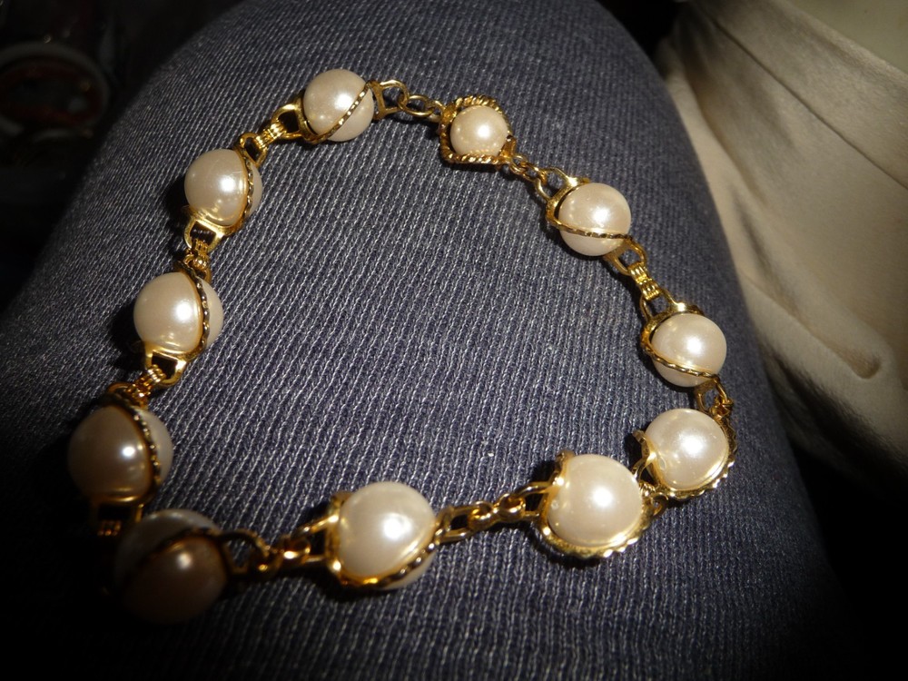 GOLD WIRED FAUX PEARLS NO CLASP FOR 7” #26/19
