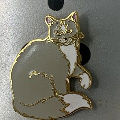 Enamel White & Grey Cat Pin Brooch Gold Cloisonné Vintage Fluffy Kitty Animal