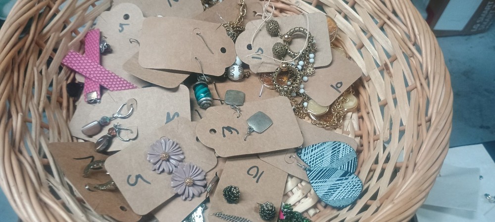 Vintage Costume Jewelry Lot Approx 100 Pieces Earring Necklaces