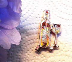 CLASSIC PIN BROOCH HOLIDAY PARTY CHAMPAGNE FLUTE WINE RHINESTONES GOLD TONE SH26
