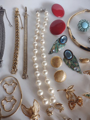 26 Pcs Costume Jewelry Lot Many Signed *Monet *Celebrity *Florenza *Eisenberg ++