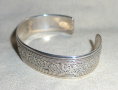 vtg 925 Sterling Silver Bangle Bracelet with Himalayan Nepal Filigree Motif 8″