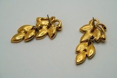 Vintage 4.2cm Trifari Glod Tone Black Enamel Leaf Dangle Earrings JB39