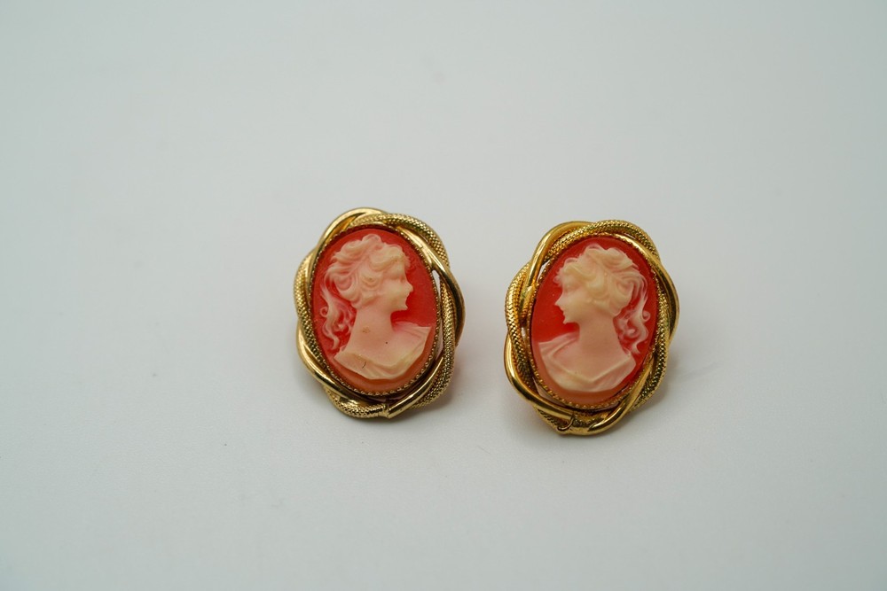 Vintage Gold Tone Cameo Stud Earrings 2.2cm JB39
