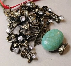 Vtg Antiqued Brassy Tone FLOWERS in Vase Acrylic Faux Peking Glass 2.25″ Pendant