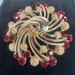 Crown Trifari MCM Brooch Gold Tone & Red Rhinestone Swirl Signed (1955-1969) EUC