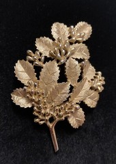 VTG Crown Trifari Gold Tone Leaves & Berries Brooch Pin (1955 to 1969) Signed
