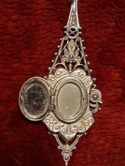 Vintage Victorian Style Open Hinged Oval Photo Locket Pendant