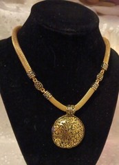 15″ Vintage Goldtone Cable Necklace 2″ Engraved Floral Design Round Pendant