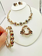 Vntg. Lisner Full Parure Golden Brown Necklace,Bracet,Earrings,Pin Signed