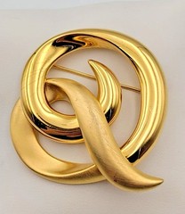 Vintage Gold Tone Swirl Brooch Pin Brushed & Gloss Signed Tona Double Curl