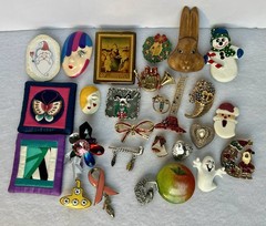 Lot Of 28 Vintage Brooches 9oz Holiday, Figural, Metal, Stone, Plastic Pre Owned