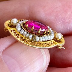 Antique 10K yellow gold red stone & seed pearl brooch pin 2.0 grams