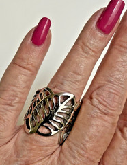 An Unusual & Unique Wide Silver Open Cutout Leaf Design Ring Size 8.5