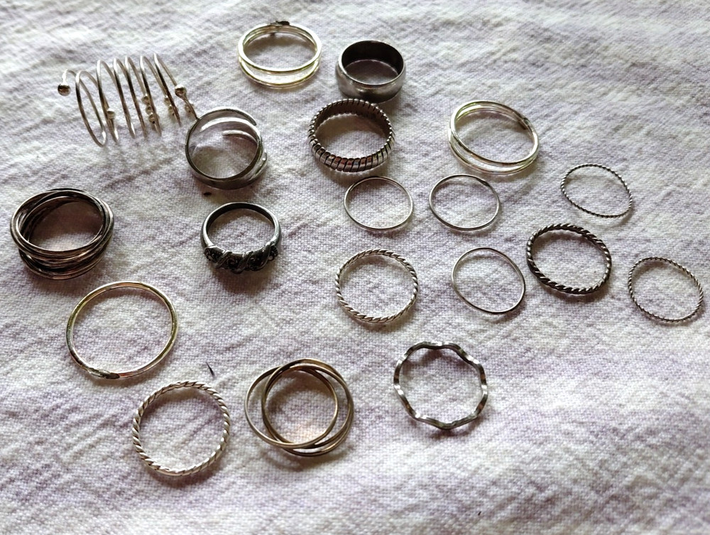 LOT OF 18 VINTAGE GOLD or SILVER TONE FASHION BAND RINGS , ASSORTED SIZES