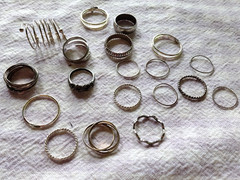 LOT OF 18 VINTAGE GOLD or SILVER TONE FASHION BAND RINGS , ASSORTED SIZES