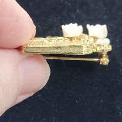 Golden Picnic Basket Pin w Pink Porcelain Roses & Faux Pearls VTG 1990’s 1.25″
