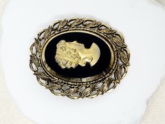 Vintage Victorian Gold Tone Black Glass Cameo Brooch