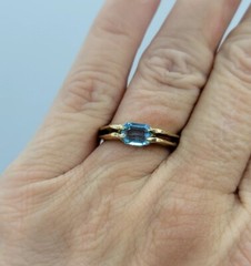 Vtg Sz 7 Ring Sm Aqua Blue Cubic Zirconia 18KGE Stackable Fashion Jewelry StyS3