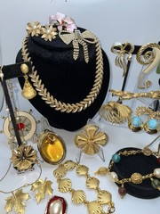 29 Pcs Vintage Gold Tone High End Jewelry Brooch Necklace Earrings Bracelet Lot
