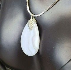 Vintage Natural Stone Ivory Silvertone 28″ Chain 1.75″ Gemstone Pendant Necklace