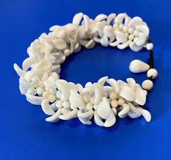 VTG WHITE MILK GLASS CLUSTER BRACELET W WIRED BEADS & PETALS FITS 6″ WRIST