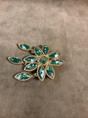 Vintage 1970s celebrity NY. Green and white marble matrix Gold Tone floral pin
