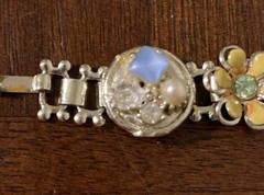 Unbranded Flower Bracelet GoldToned Enamel Faux Pearl 7”