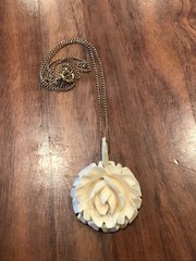 1940s Hawaiian CARVED ROSE PENDANT 12K GOLD FILLED NECKLACE In ART DECO BOX