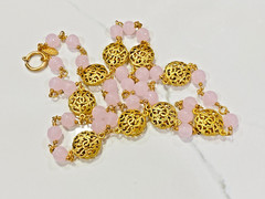 VINTAGE 1980 CHANEL ROSE PINK GRIPOIX POURED GLASS GOLD MEDALLION 35″ NECKLACE