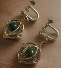 AMCO 14KT Gold Overlay Green Nephrite In A Cage Dangle Screw Back Earrings Bx15